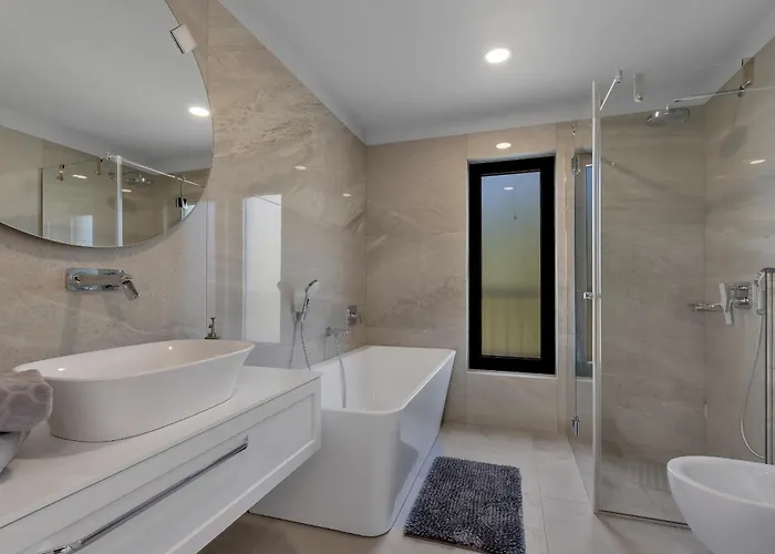 Luxury Basak With Infinity Pool And Sea View Villa *